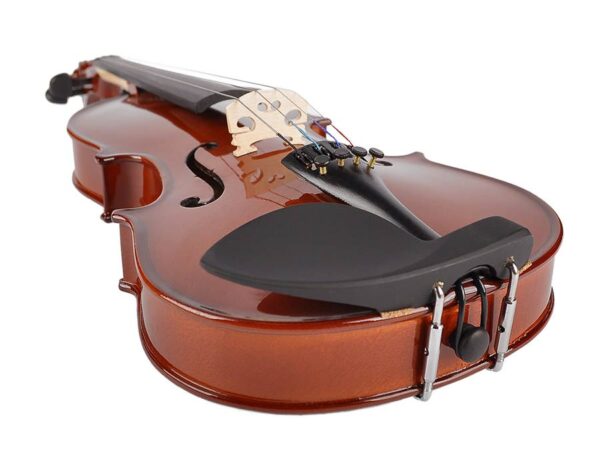 VIOLINO LEONARDO 3/4 NATURAL truttura solida, vernice in nitrocellulosa, tastiera e piroli di colore nero, cordiera con tiracantini integrati, custodia con 2 sedi per gli archetti e un cassetto per gli accessori. Archetto e pece inclusi.